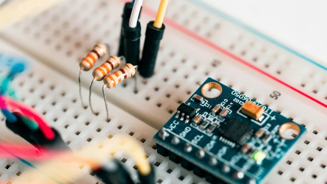 Pengertian Resistor dan Fungsinya (credit:unsplash.com/id/@harrisonbroadbent)