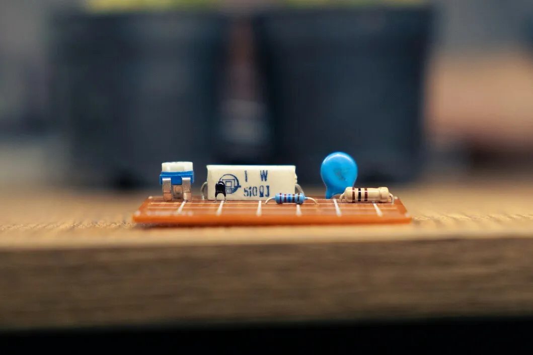 Menghitung Daya pada Resistor (credit:unsplash.com/id/@ardeshir_ref)