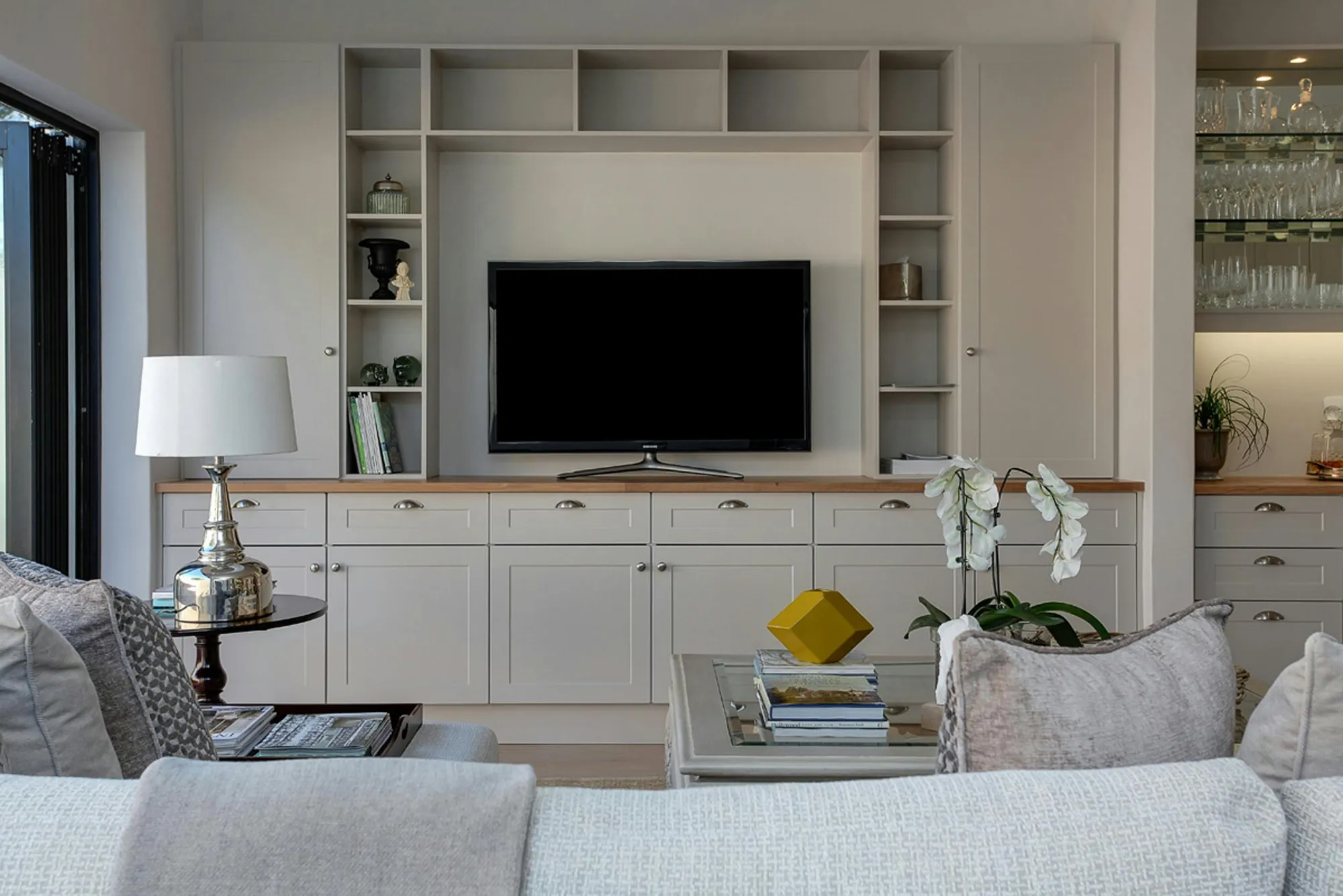 Menggunakan Bluetooth untuk Menyambungkan Spotify ke TV (c) Ilustrasi Pexels/Home Decor Interiors