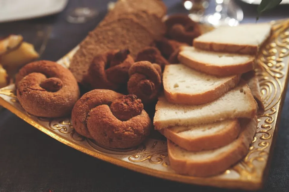 Roti tawar. Photo by Karolina Grabowska kaboompics on Pexels