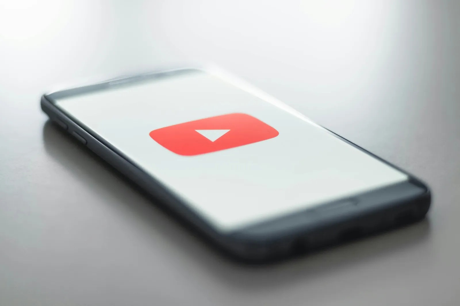 Halaman awal saat aplikasi Youtube dibuka (credit: unsplash)