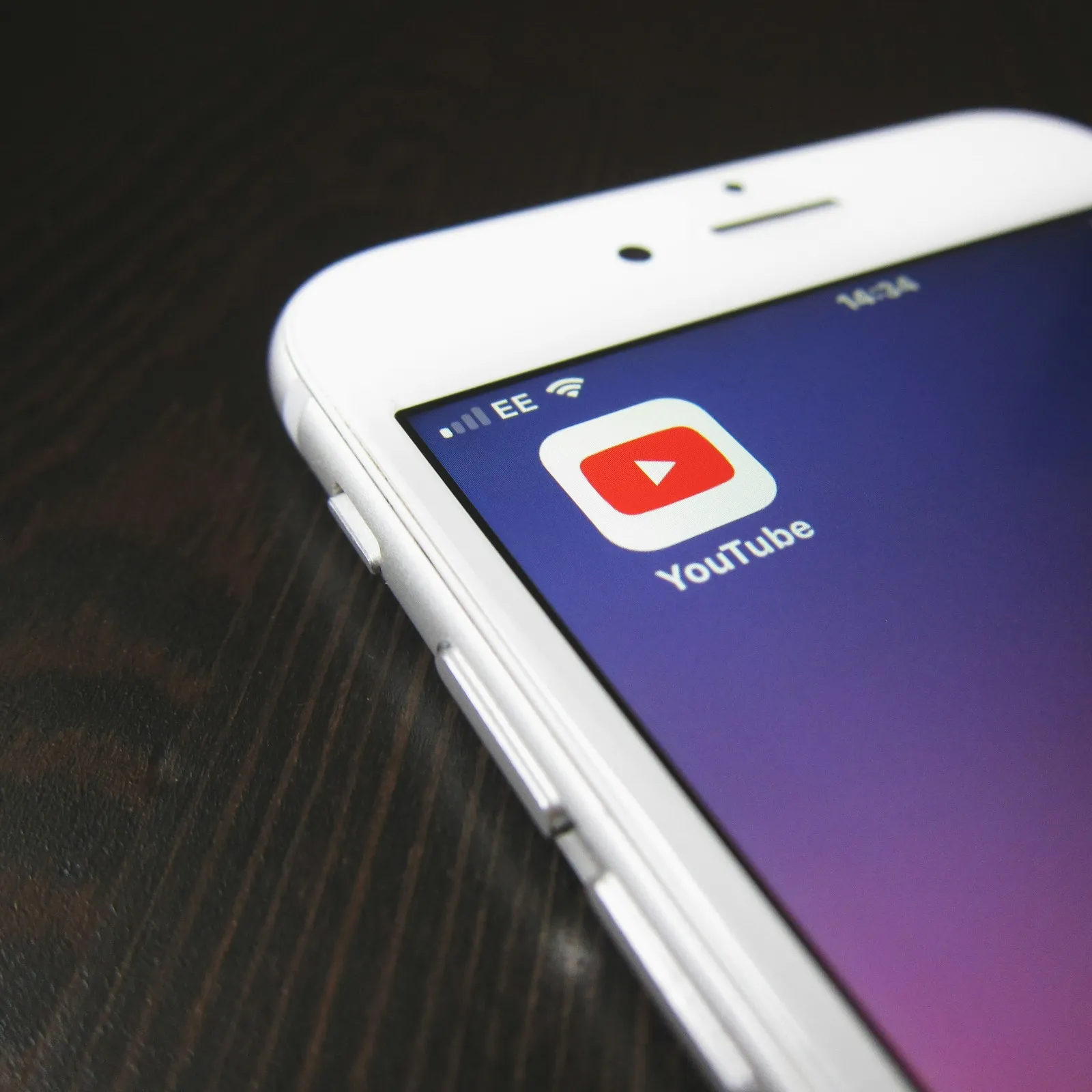 Logo aplikasi Youtube di handphone (credit: unsplash)