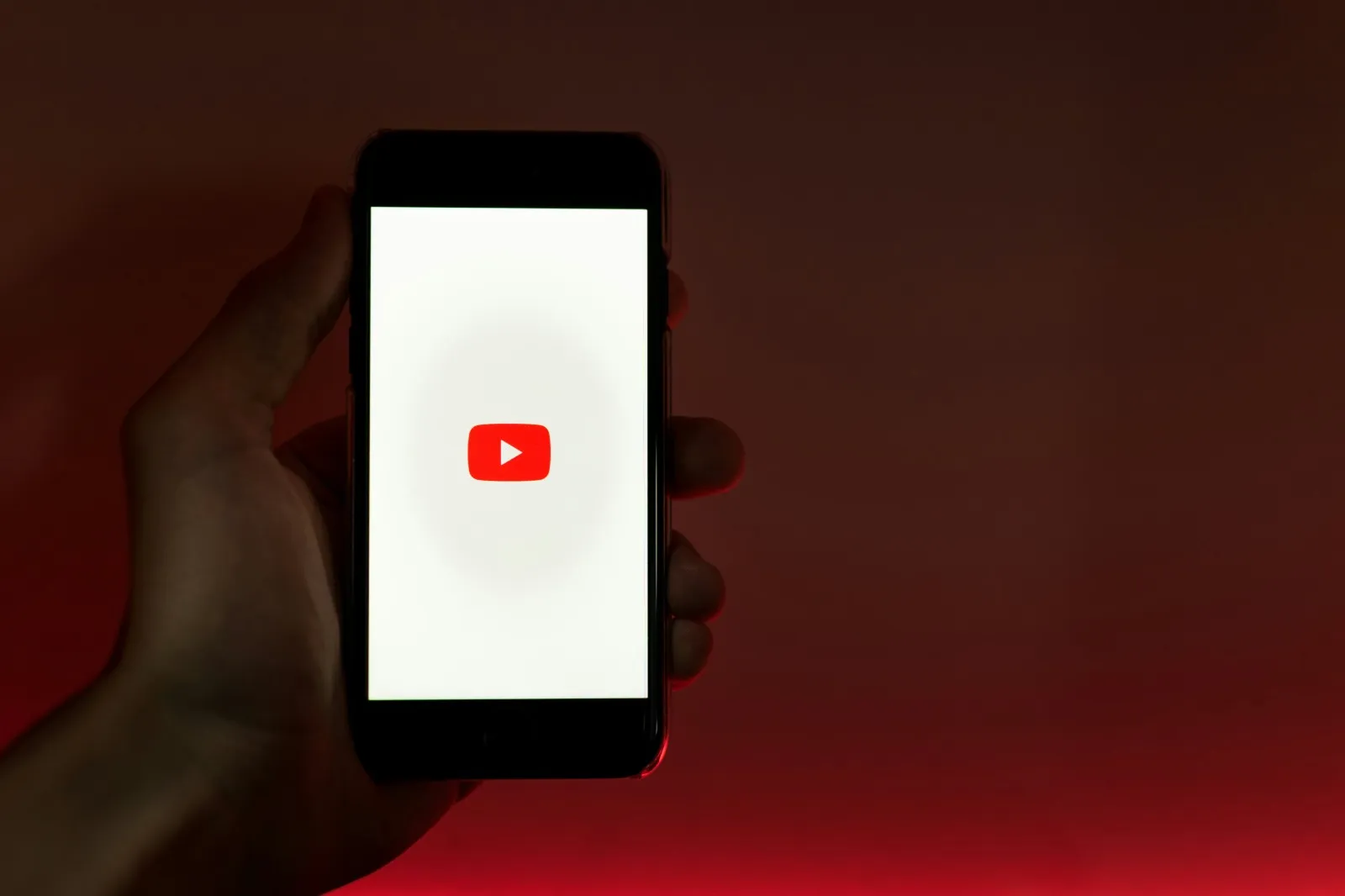 Halaman awal saat aplikasi Youtube dibuka (credit: unsplash)