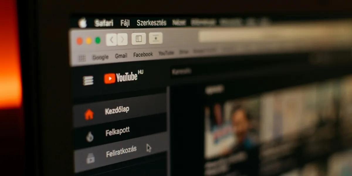 Pertanyaan Umum Seputar Minimize YouTube di HP (credit:unsplash.com/id/@vmxhu)