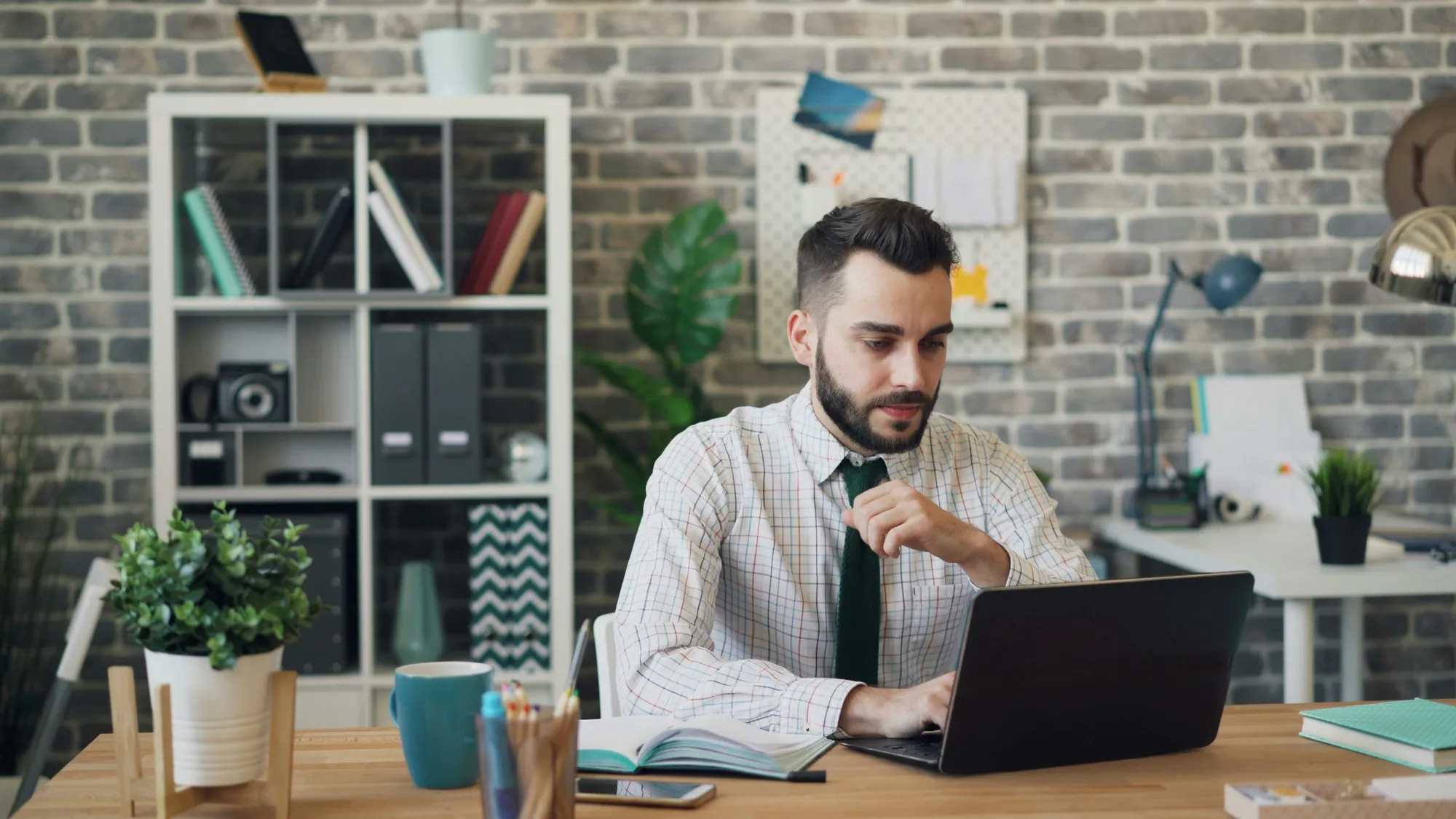 Cara Membuat Postingan Kolaborasi (c) Ilustrasi Unsplash/Vitaly Gariev