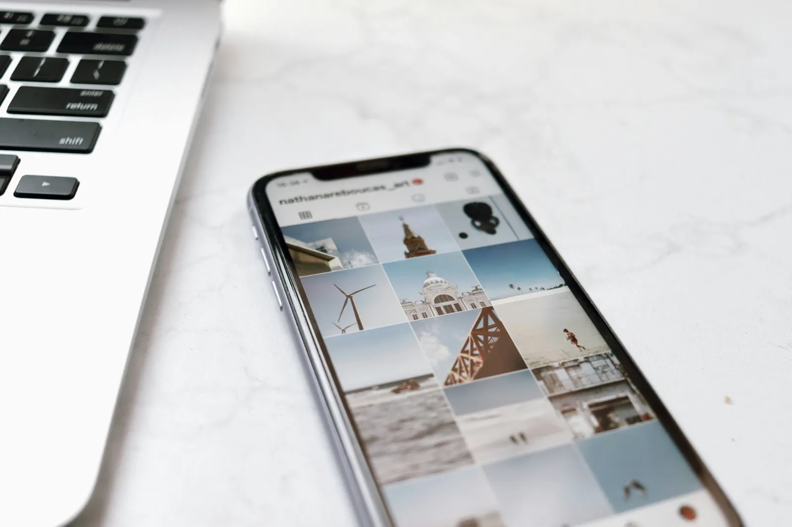 Halaman eksplor Instagram (credit: unsplash)
