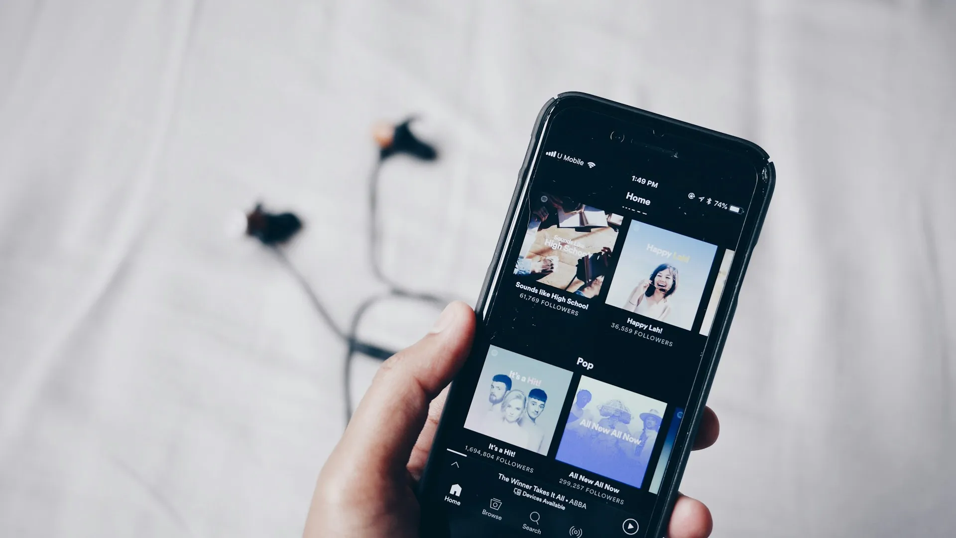 Perbedaan Antara Playlist Public dan Private (credit: unsplash)