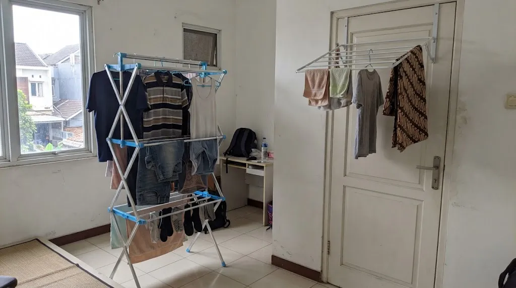 Rak Jemuran Vertikal atau Gantung (AI Generated)