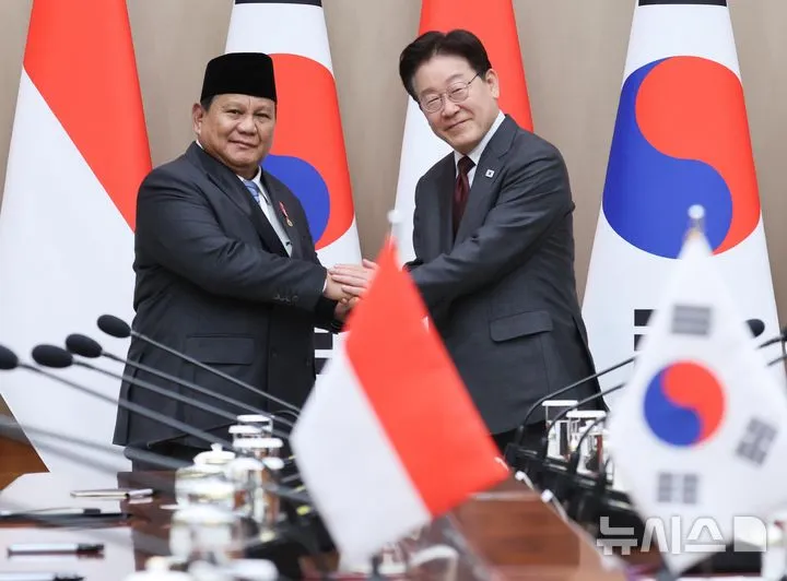 Prabowo Jabat Tangan Lee Jae Myung (c) Newsis
