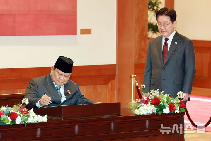 Prabowo Tanda Tangan (c) Newsis