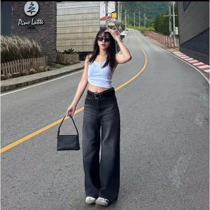 Baggy jeans super lega buat gaya skena yang bold tapi tetap rapi. (Shopee/PANARABAN DENIM)