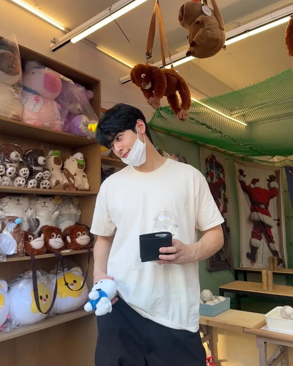 Cha Eun Woo di taman bermain Â© instagram.com/eunwo.o_c