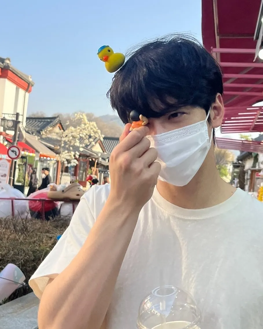 Cha Eun Woo pegang figurine shinchan Â© instagram.com/eunwo.o_c