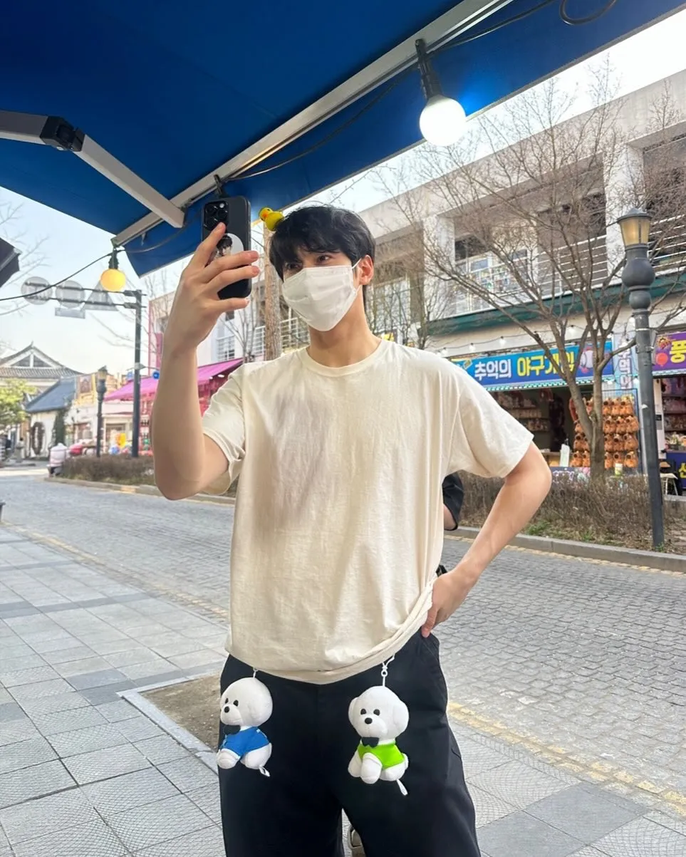 Cha Eun Woo pegang hp Â© instagram.com/eunwo.o_c