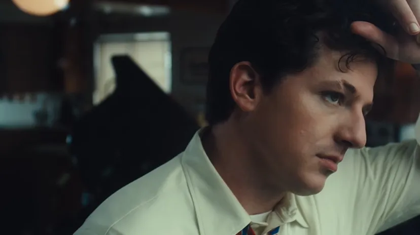 Potret Charlie Puth tampil di video klip Home (credit: Youtube.com/Charlie Puth)