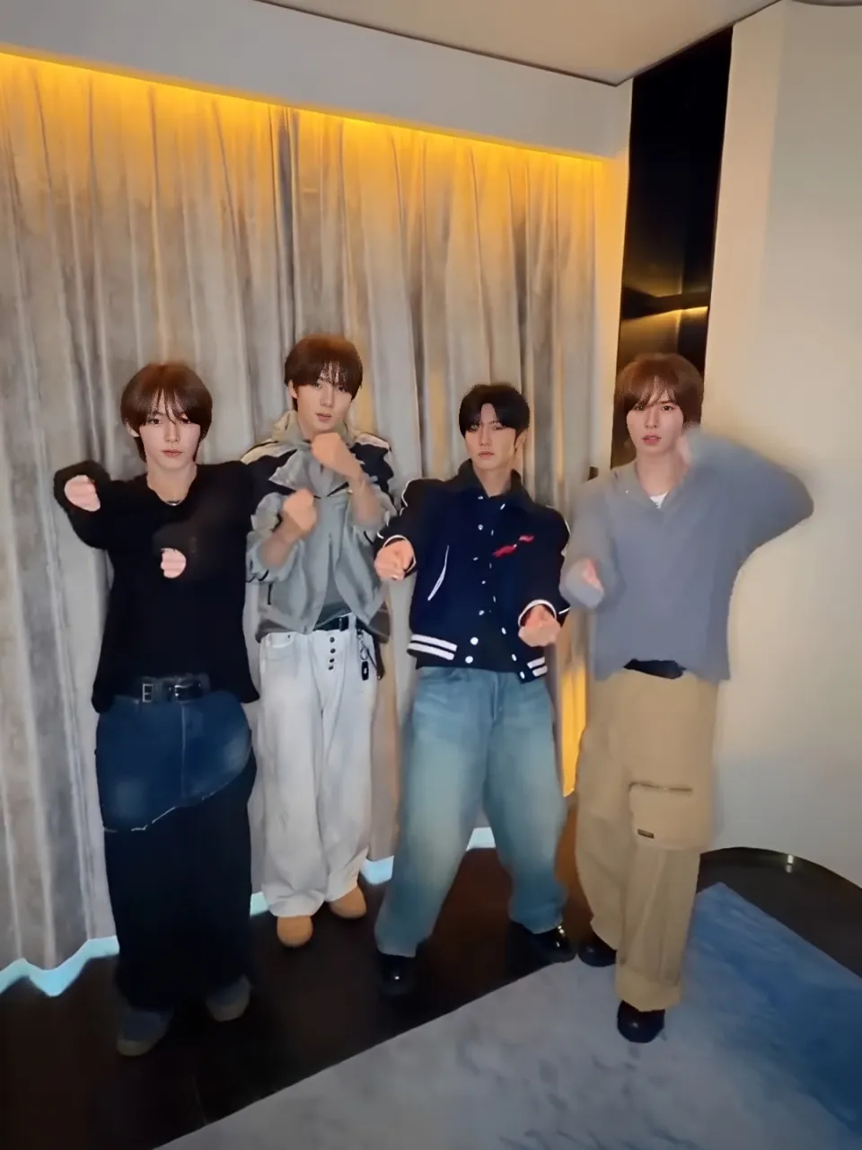 Chen Zheyuan kompak bersama member TWS (Credit: Instagram.com/tws_pledis)