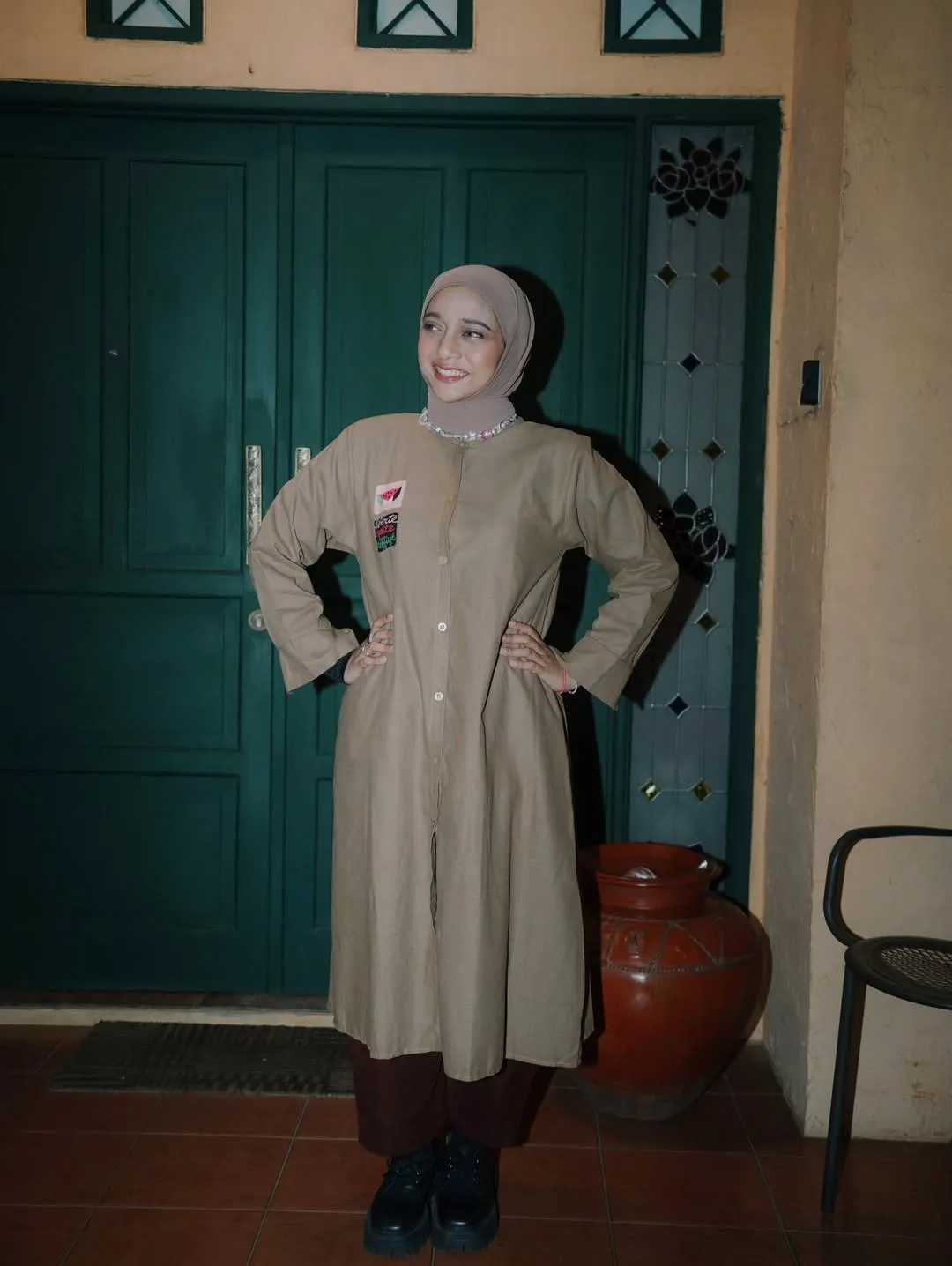 Chiki Fawzi Berpose dengan Produk Sendiri (credit: instagram.com/chikifawzi)