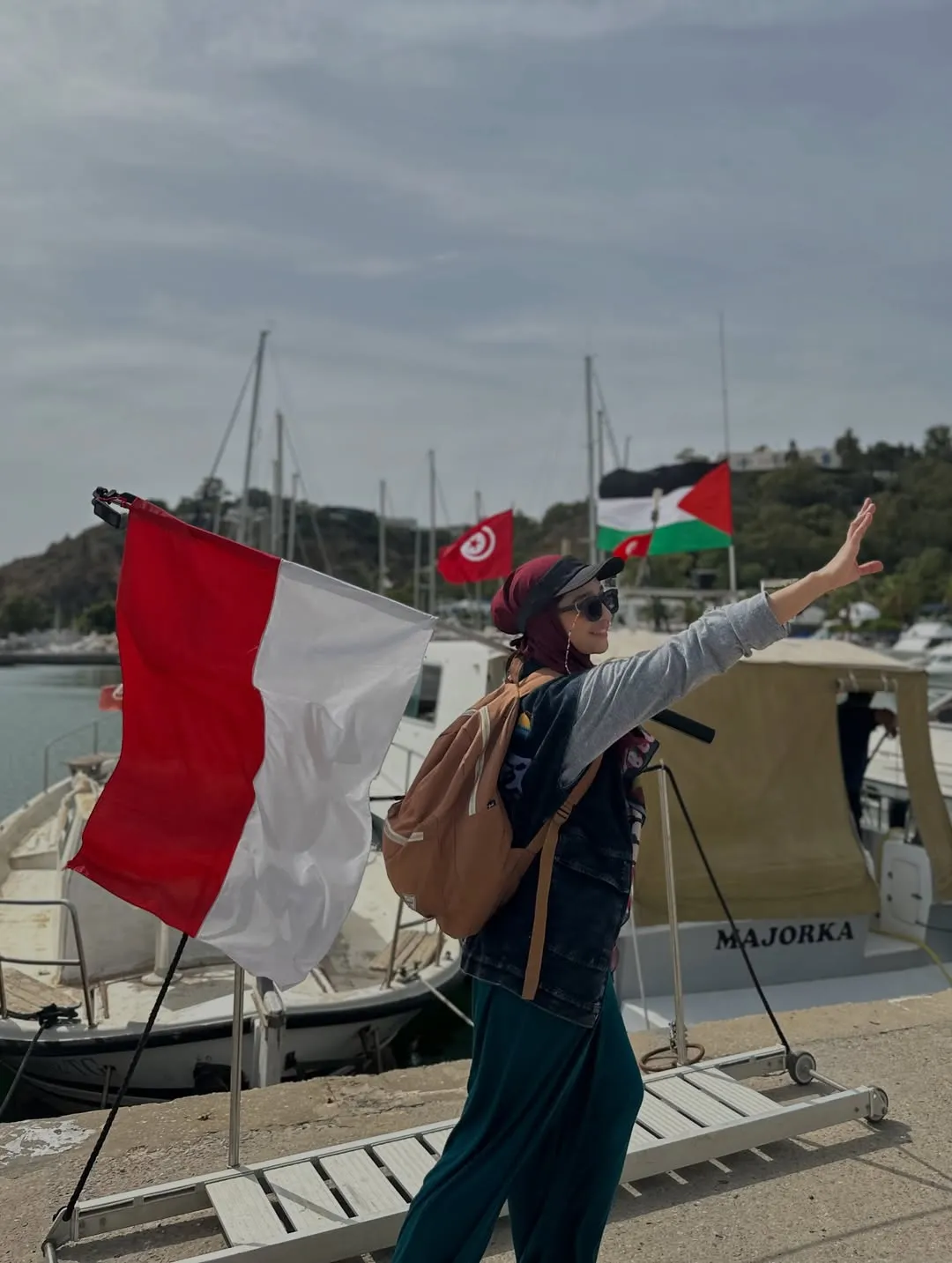 Chiki Fawzi Bawa Bendera Merah Putih © instagram.com/chikifawzi