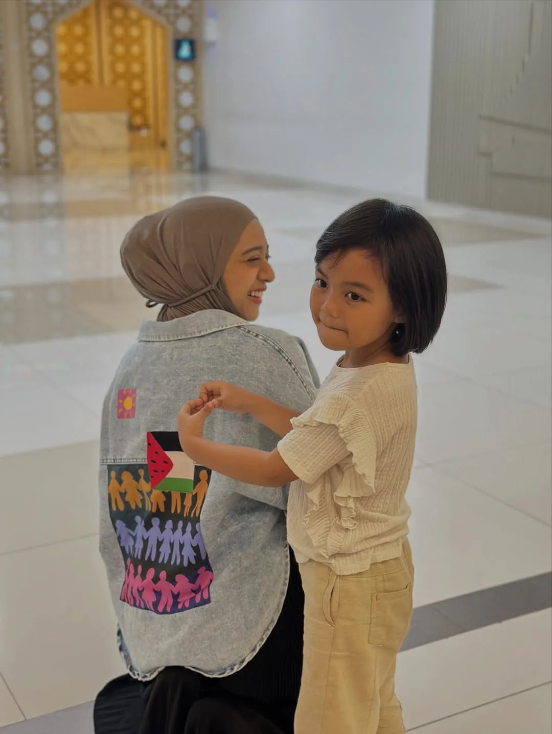 Chiki Fawzi Jongkok © instagram.com/chikifawzi