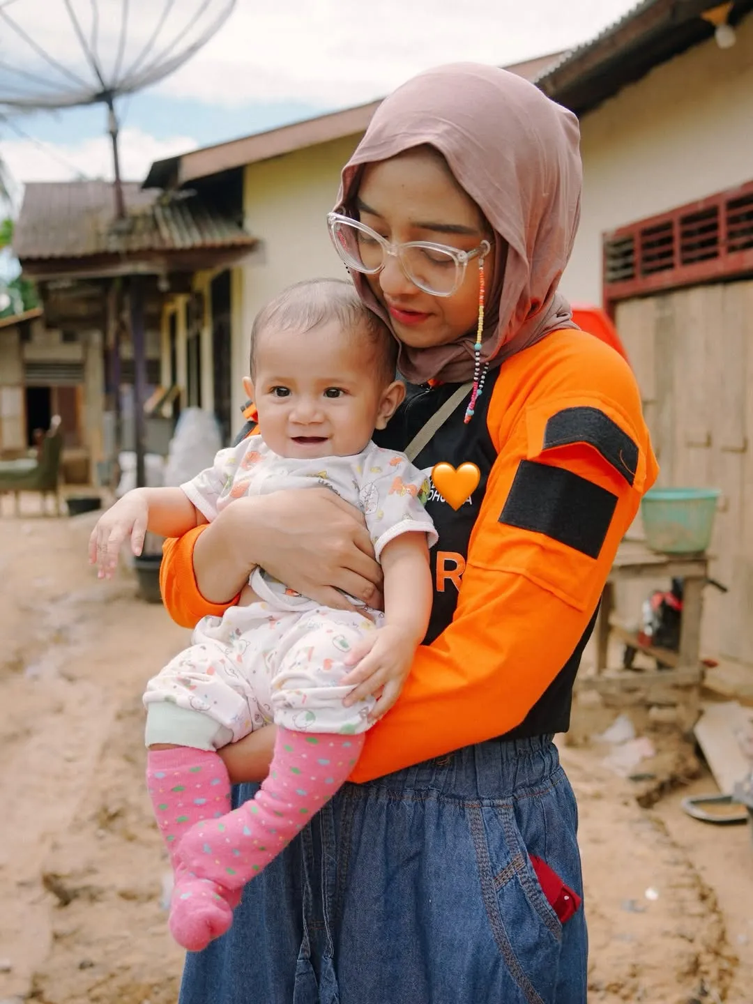 Chiki Fawzi Gendong Bayi © instagram.com/chikifawzi