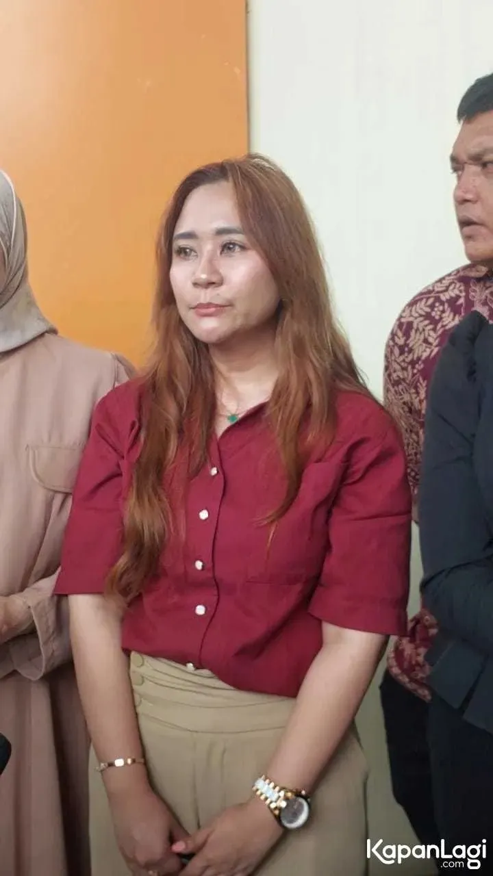 Chikita Meidy Didampingi Kuasa Hukum (credit: KapanLagi.com/Fikri Alfi Rosyadi)