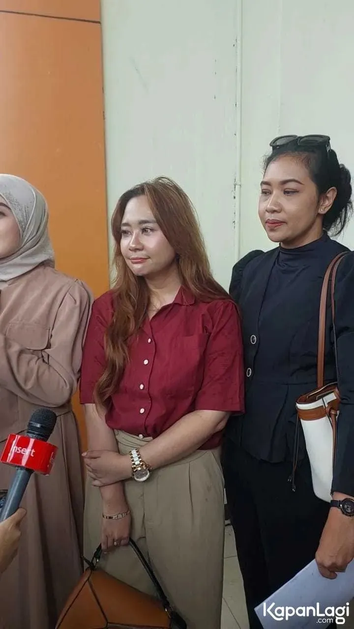Chikita Meidy Tersenyum Tipis (credit: KapanLagi.com/Fikri Alfi Rosyadi)