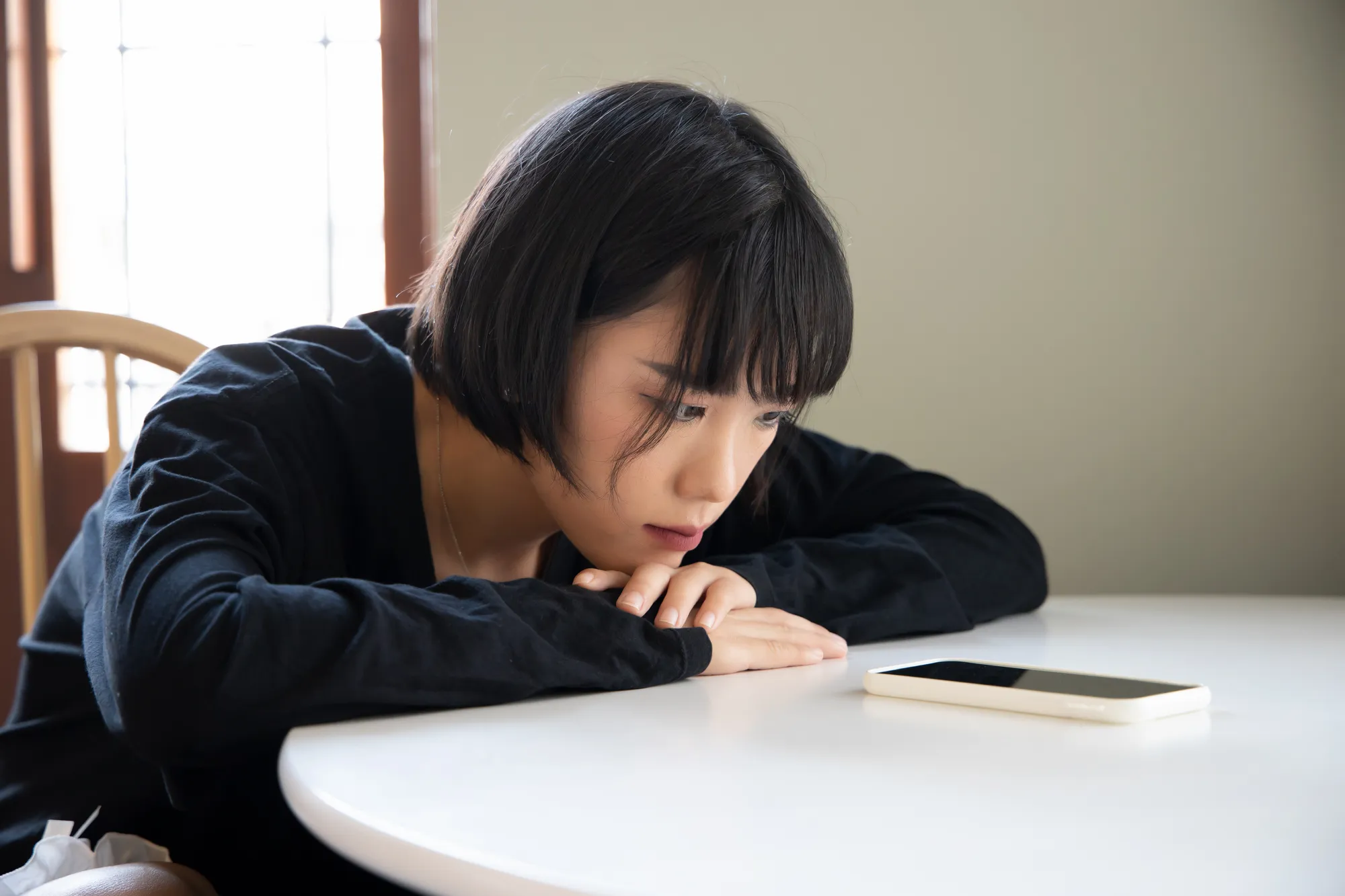 Ilustrasi perempuan stres dengan konten media sosial. (c) 9nong/Depositphotos