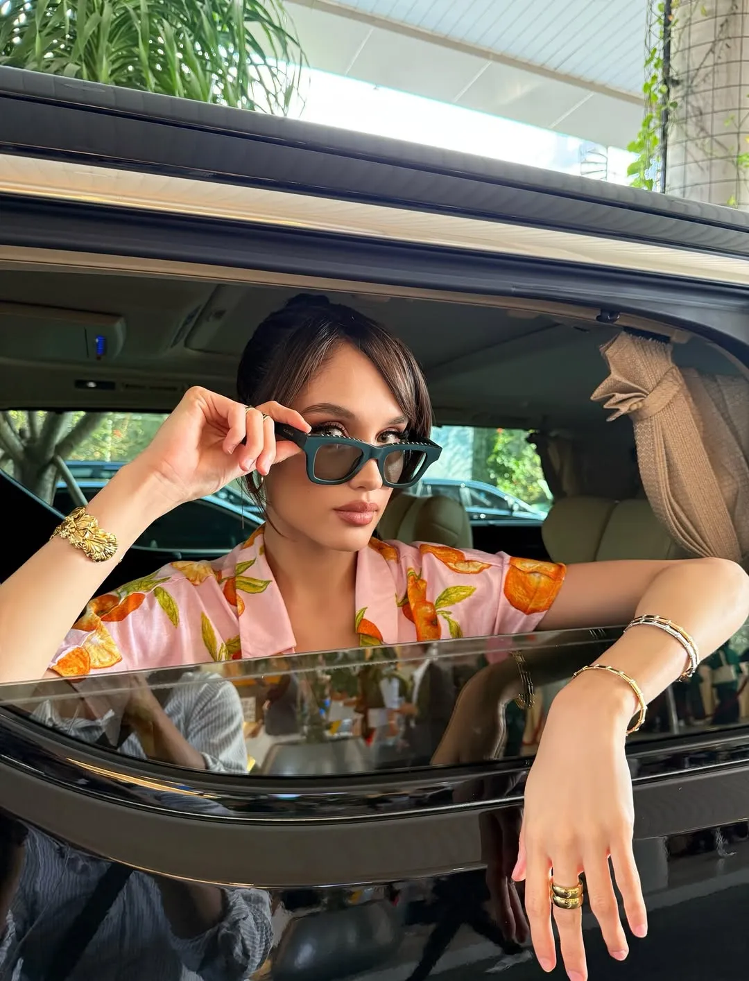 Cinta Laura Pose di Dalam Mobil (cr:instagram.com/claurakiehl)