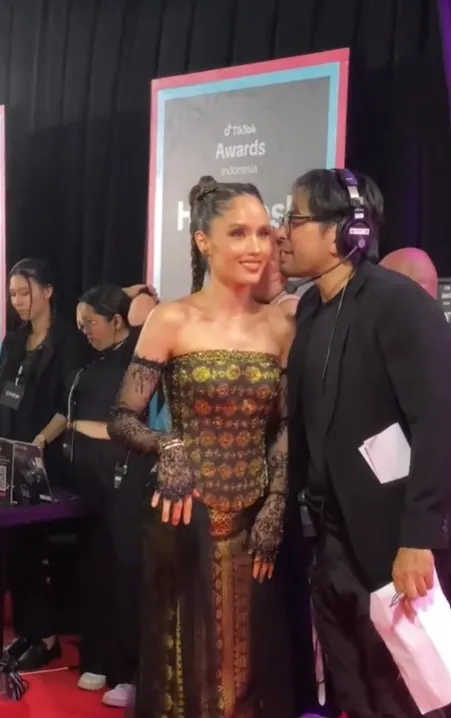 Cinta Laura Pakai Batik di TikTok Awards 2025 (TikTok.com/Kayla)