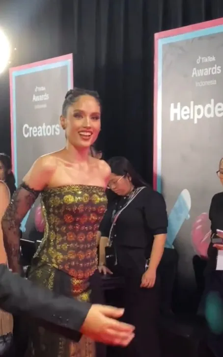 Cinta Laura Tampil Cantik dan Ramah di Red Carpet TikTok Awards 2025 (TikTok.com/Kayla)