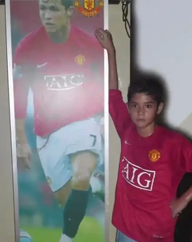 Al Ghazali foto bareng poster Ronaldo Â© instagram.com/alghazali7
