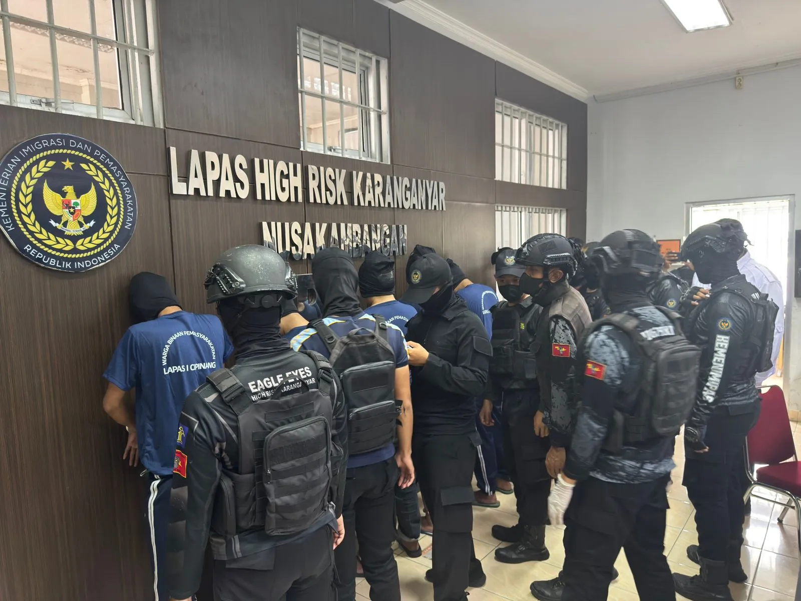 Ammar Zoni Dikelilingi Petugas Lapas © Direktorat Jenderal Pemasyarakatan