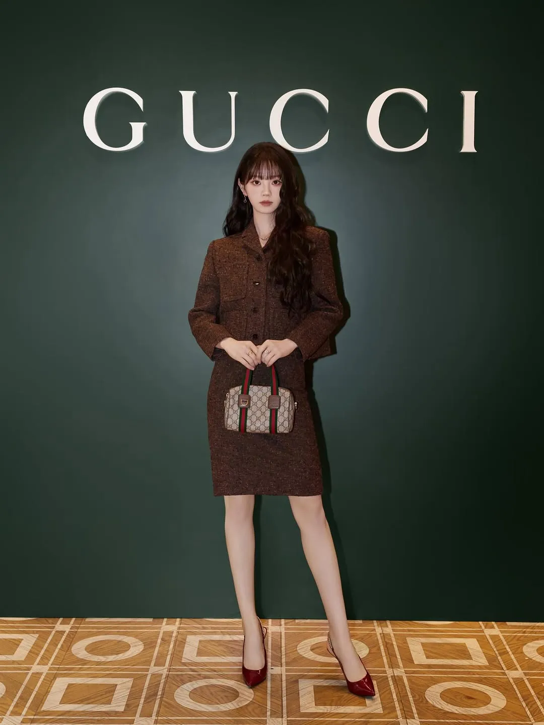 Potret Tian Xi Wei tampil formal (instagram.com/vv.tian)