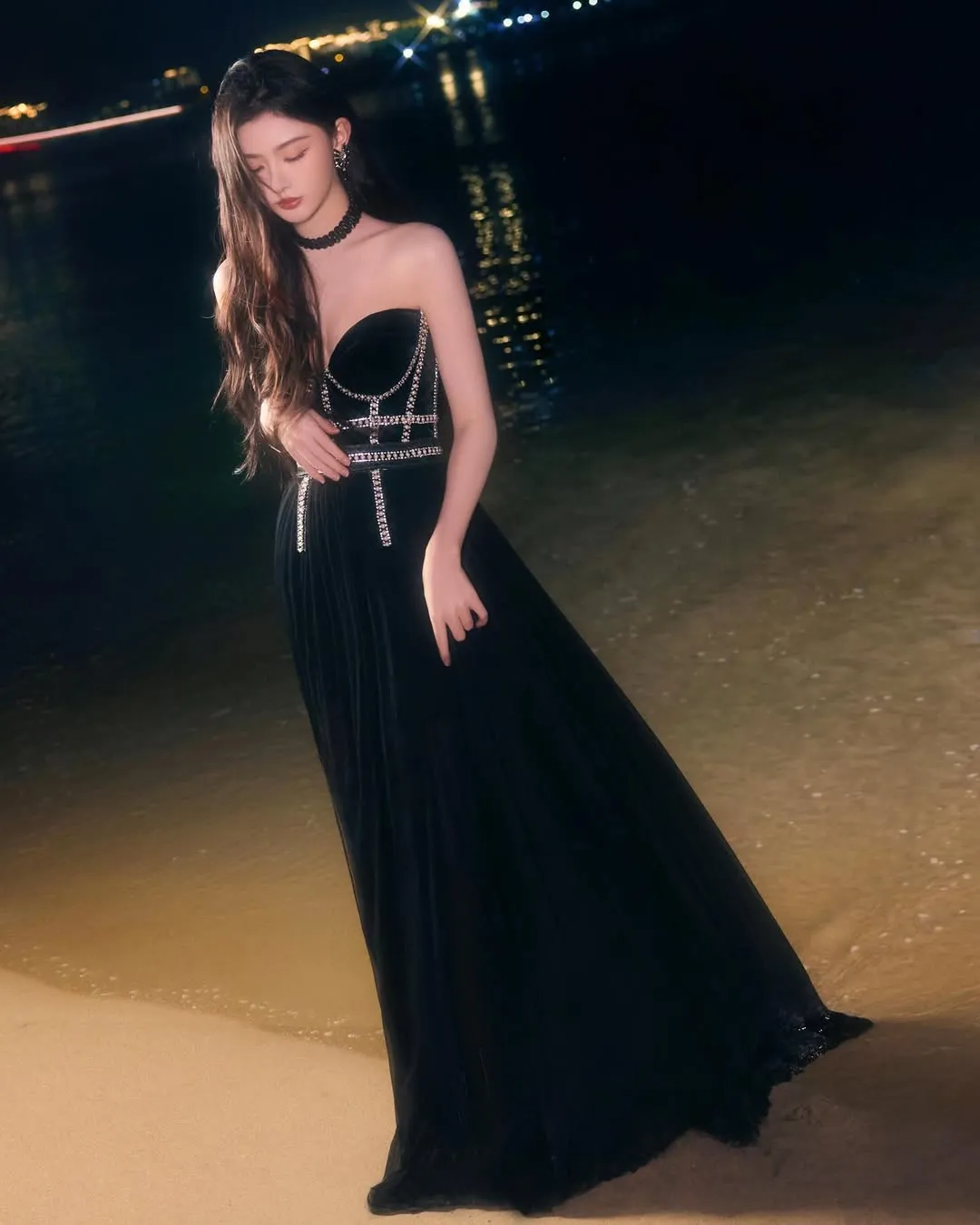 Potret Kong Xue Er kenakan dress hitam (instagram.com/sherrykong7777)