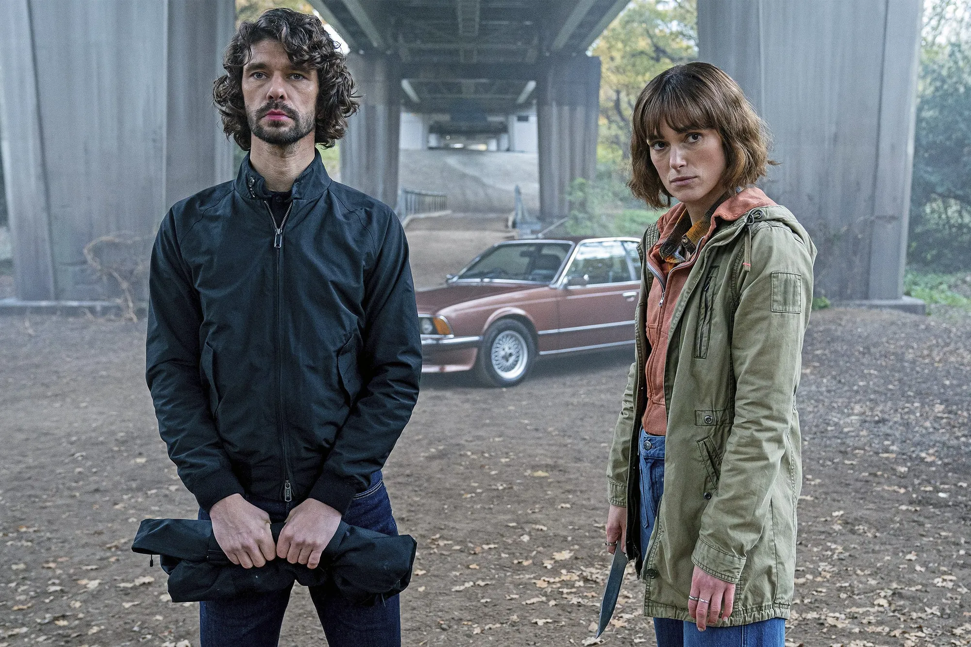Keira Knightley dan Ben Whishaw di BLACK DOVES S2 (cr: Netflix)