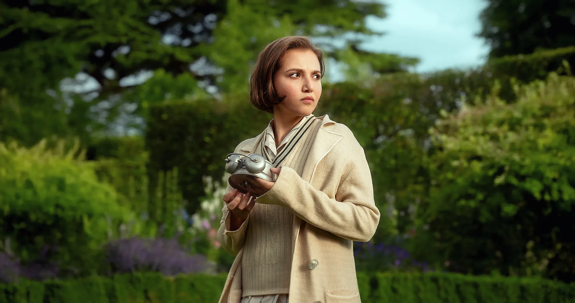 Mia McKenna-Bruce dalam AGATHA CHRISTIE'S SEVEN DIALS (cr: Netflix)