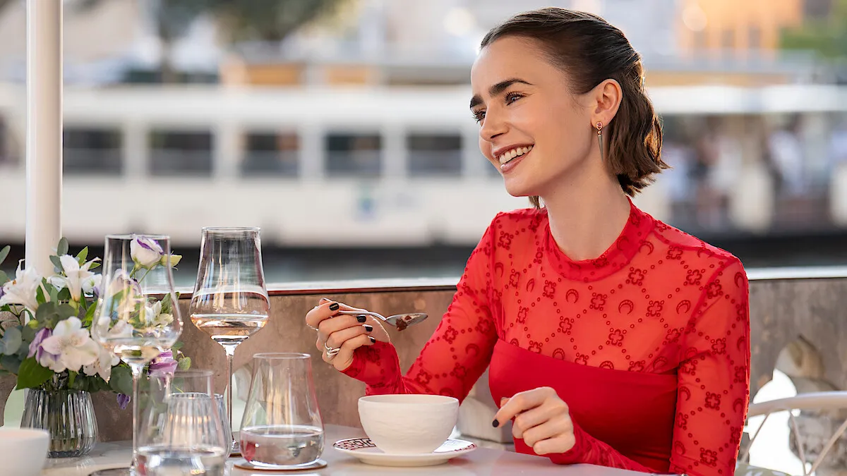 Lily Collins dalam EMILY IN PARIS S6 (cr: Netflix)