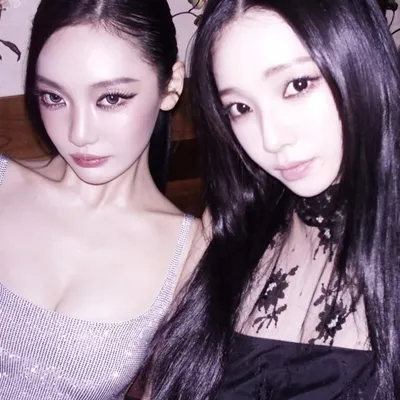 Karina dan Ningning tampil menawan Met Gala 2026 (credit: Instagram.com/aespa_official/)
