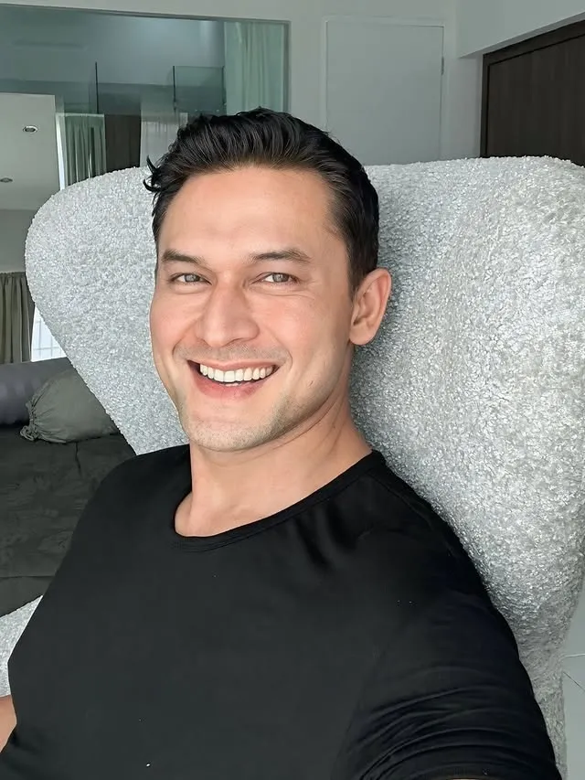 Indra Bruggman pakai kaos hitam © instagram.com/indrabruggman