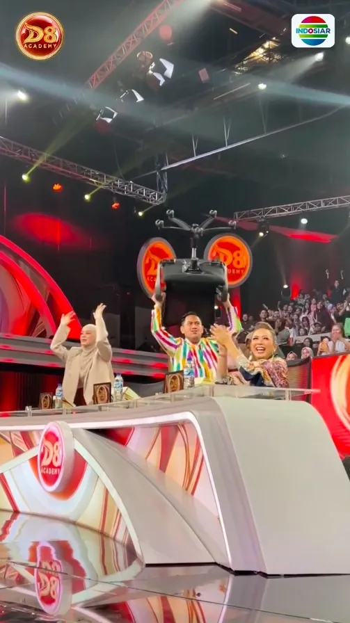 Nassar angkat kursi di panggung Dangdut Academy 8 (credit: Indosiar)