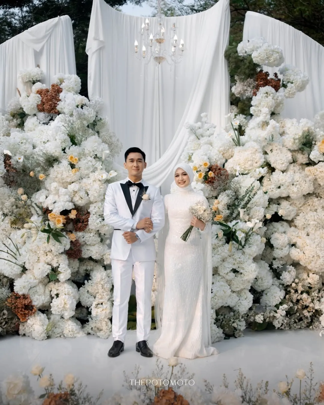 Mazaki Ahmad dan Dea Annisa saat menikah (credit: THE POTOMOTO)