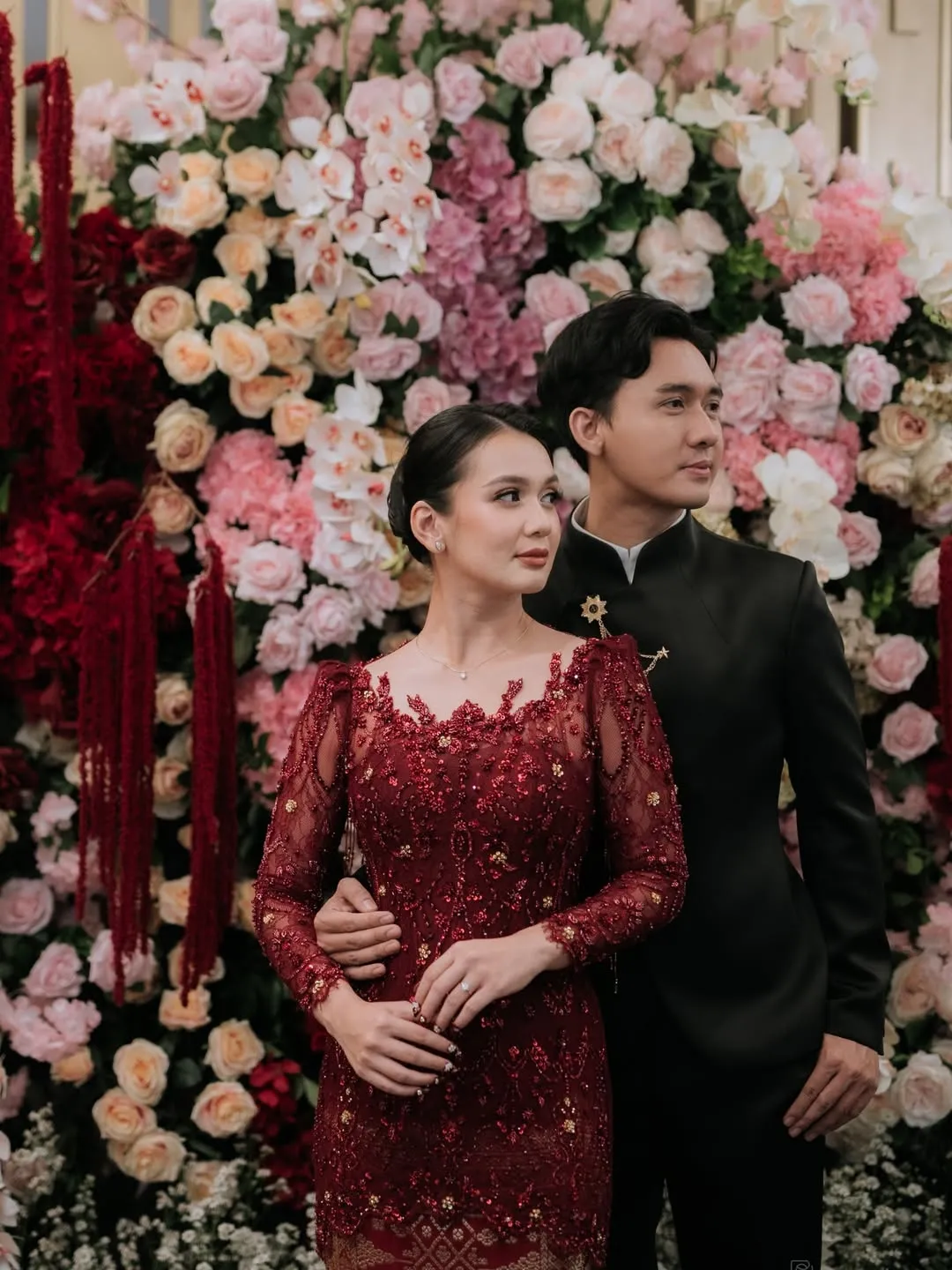 Dea Annisa berdiri di depan Mazaki © instagram.com/deaaannisa