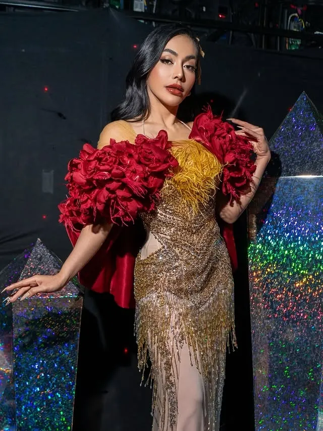 Denada pakai dress bunga merah Â© instagram.com/denadaindonesia