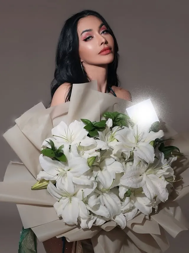 Denada bawa bunga putih Â© instagram.com/denadaindonesia