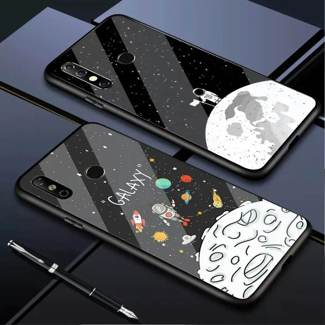 Casing kaca glossy dengan motif ruang angkasa. (c) Shopee/Raja_Case.