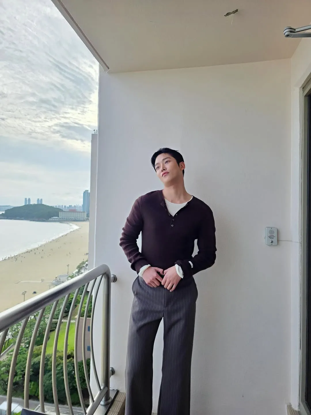 Aktor Korea yang gantengnya maksimal dan suaranya bikin luluh (credit:instagram.com/ewsbdi)