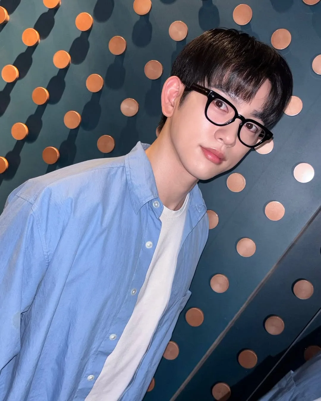 Aktor Korea yang gantengnya maksimal dan suaranya bikin luluh (credit:instagram.com/jinyoung_0922jy)