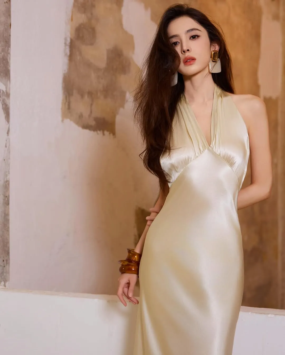 Potret Gulnezer Bextiyar Tampil Elegan dengan Dress (instagram.com/nz0502)