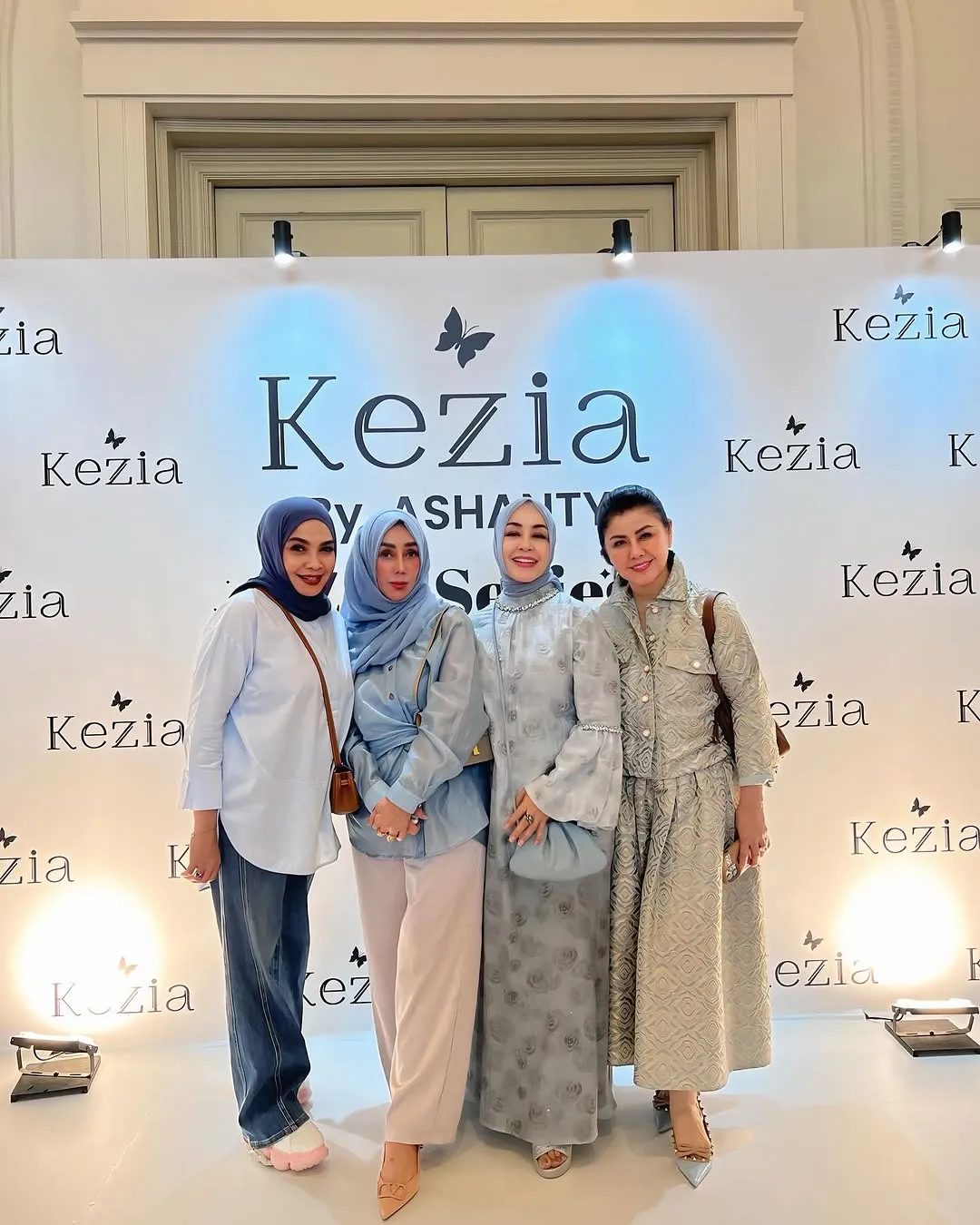 Deretan Artis yang Hadir di Launching Produk Skincare Ashanty, Kompak dengan Outfit Serba Biru (credit: instagram/rieta_amilia)