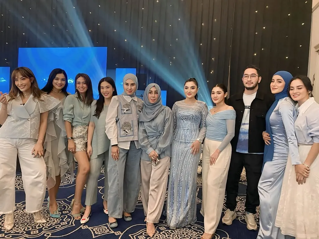 Deretan Artis yang Hadir di Launching Produk Skincare Ashanty, Kompak dengan Outfit Serba Biru (credit: instagram/amy_r_qanita)